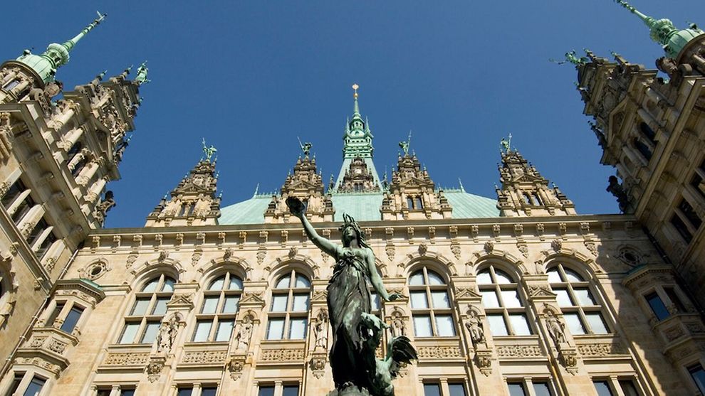  Ansicht auf die Fassade des Hamburger Rathauses.