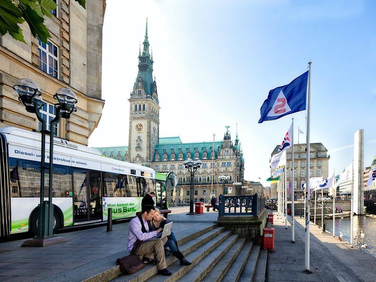  Bus fährt am Rathaus vorbei.