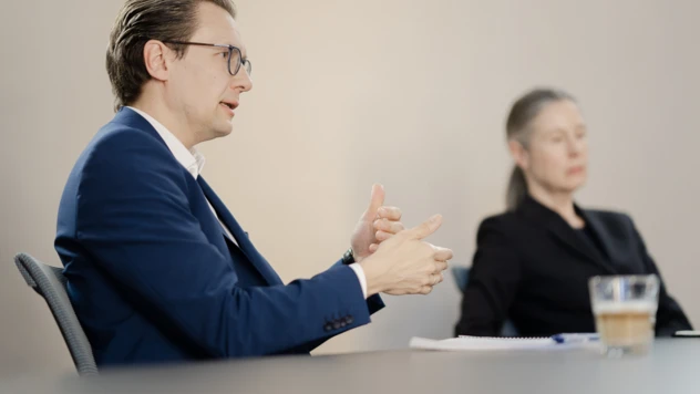 Zwei Personen an einem Tisch in einer Besprechung