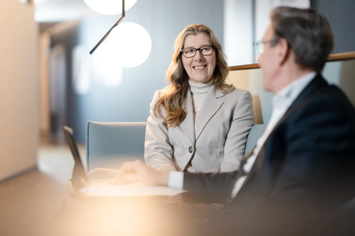 Zwei Personen unterhalten sich in der Sofaecke